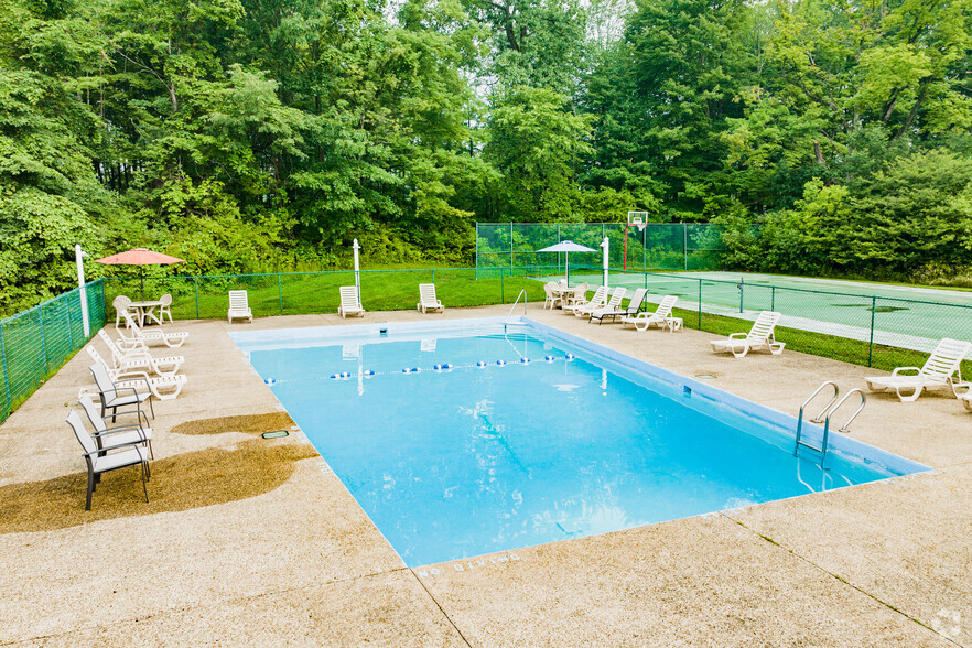 Pool - Chardon Hills