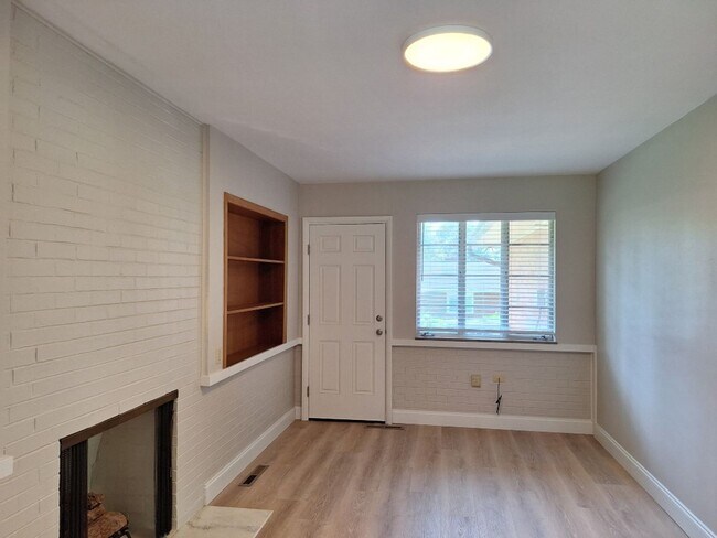 Building Photo - 6826 Dorchester Dr NW