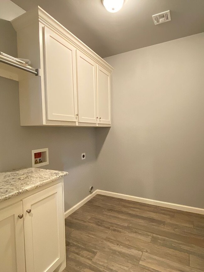 Building Photo - 3 Bed, 2.5 Bath in Gated Community with Private Pond