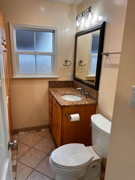 Building Photo - 5818 E Scrivener St