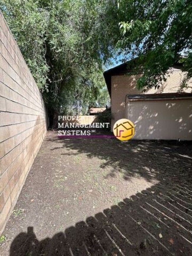 Building Photo - 3 Bedroom Twin Home in Sandy