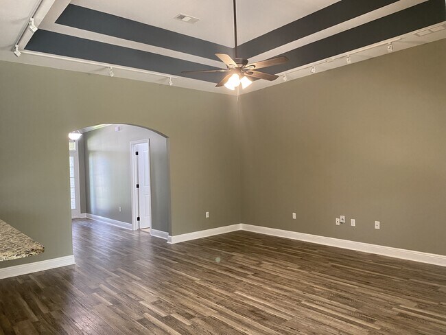 Building Photo - 5870 Pescara Dr