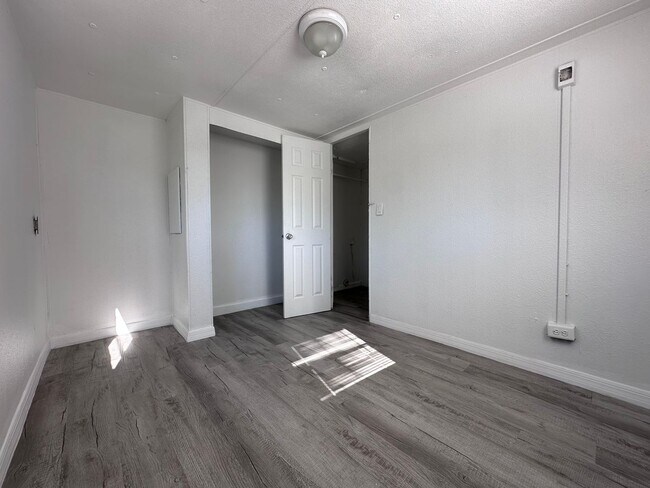 Building Photo - 2Bed 1Bath Rent To Own in Zephyrhills, FL