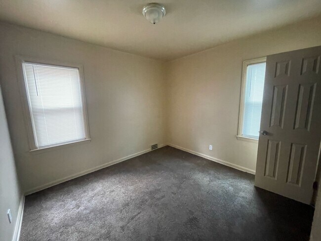 Building Photo - 11806 Wilshire Dr