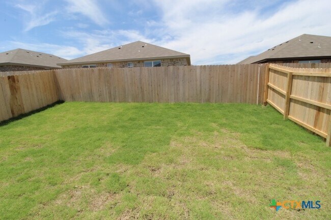 Building Photo - 118 Wind Ridge Dr