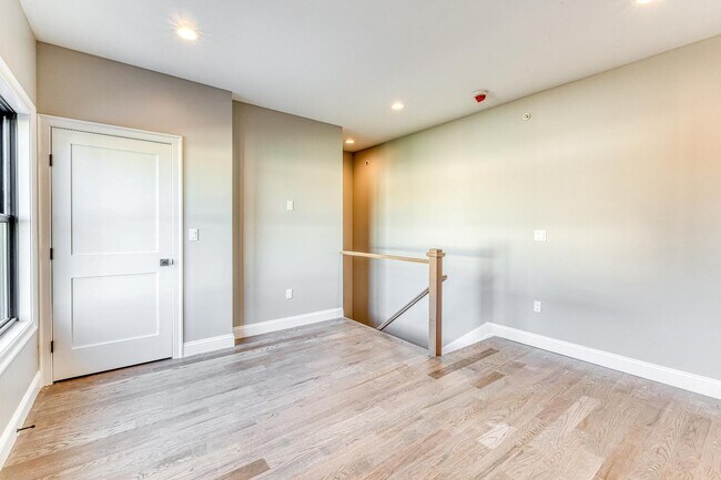 Building Photo - 79 Roslyn Rd