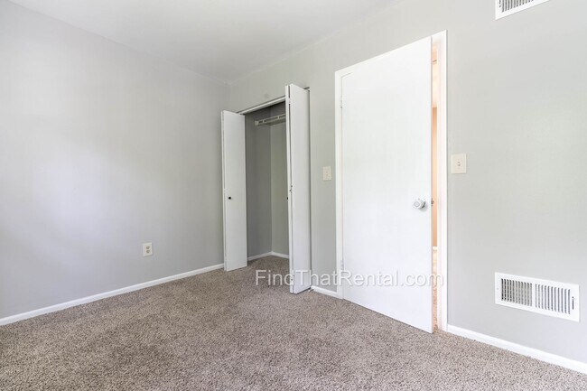 Building Photo - Freshly Painted, Pet-Friendly, Off-Street Parking, Walk to Carlisle HS!