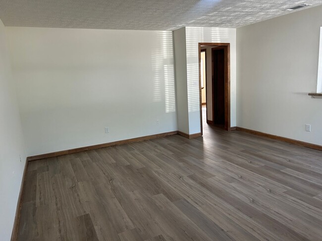 Building Photo - 125/127 Deer Creek Dr