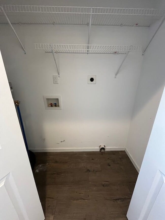 Building Photo - 3 bedroom, 2 bathroom built in 2020 near downtown!