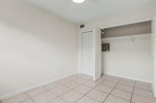 Building Photo - 6821-6825 NW 11th Place Unit 6825