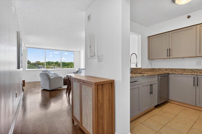 Building Photo - 10101 Grosvenor Pl