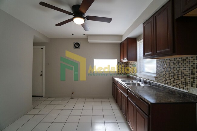 Building Photo - 10123 S Crandon Ave