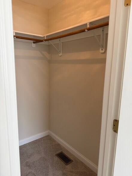 Building Photo - 681 Thorntree Ct