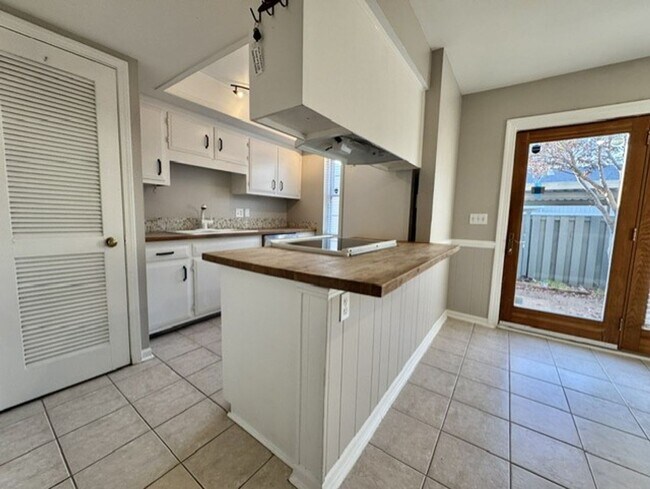 Building Photo - 2 Bed, 1.5 Bathroom Townhome with 2 Vehicle Carport