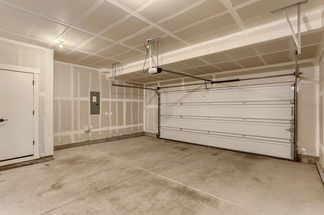 Building Photo - Elegant Orenco Home with Granite Kitchen, Fireplace & Private Greenspace