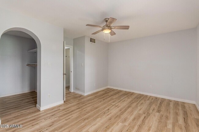 Building Photo - 1425 E Desert Cove Ave