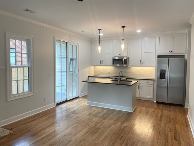Building Photo - 2 bedroom 2 bath Renovated in Heathwood