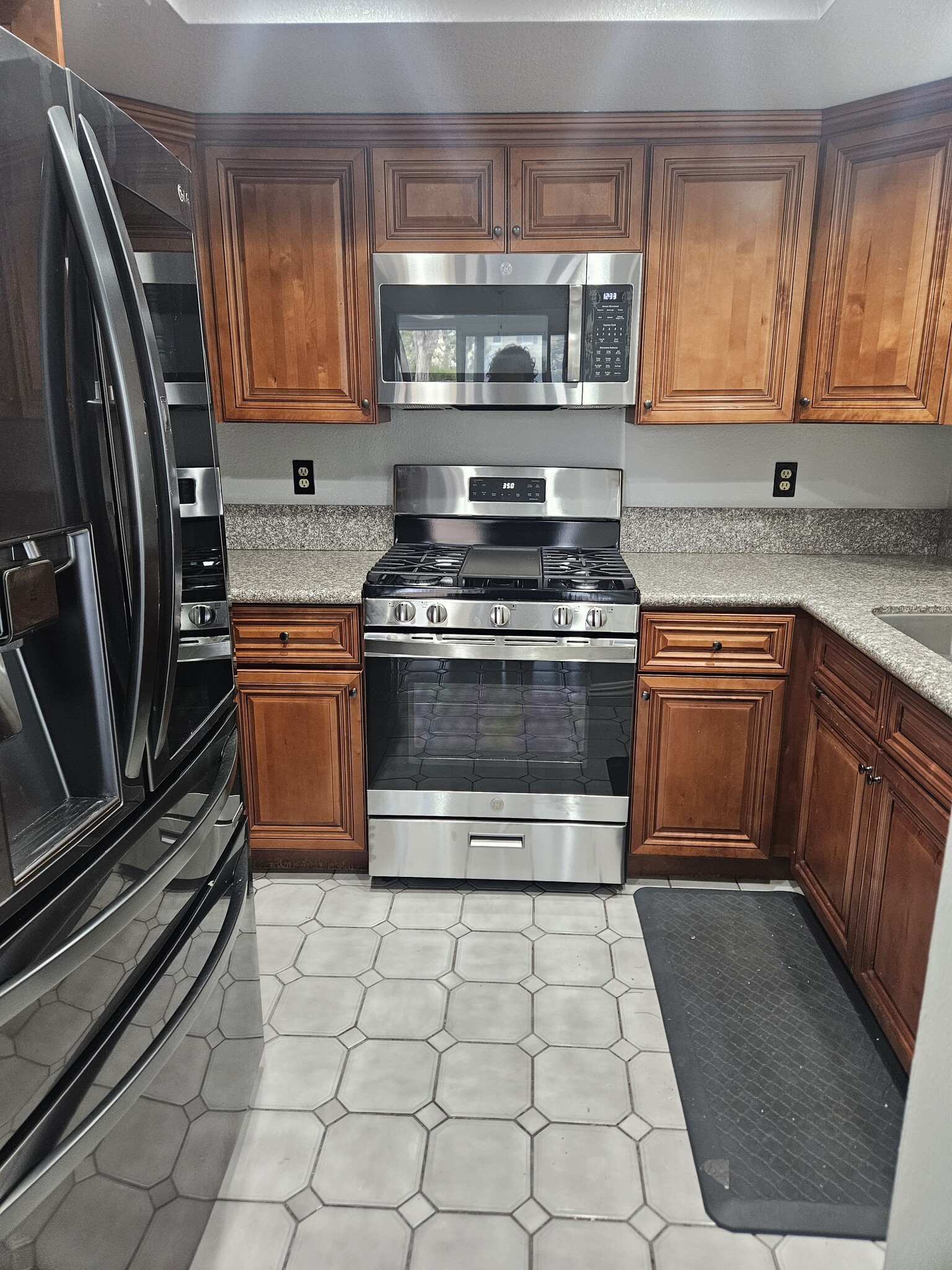 Kitchen new appliances - 4195 Kingsley St