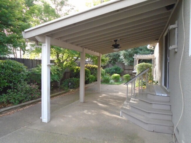 Building Photo - NICE TWO STORY, 3 BEDROOM, 3 FULL BATHROOM...