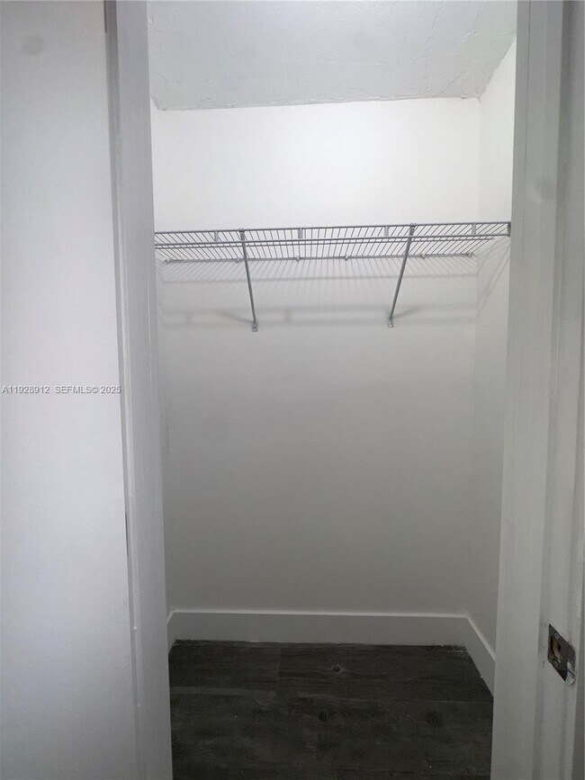 Building Photo - 1895 Venice Park Dr