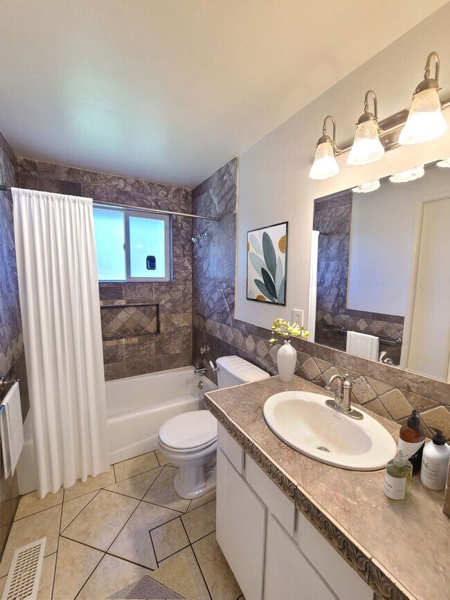 Building Photo - $2,400.00 - 4 Bed / 2 Bath Home in Upper South Hill with Large Backyard