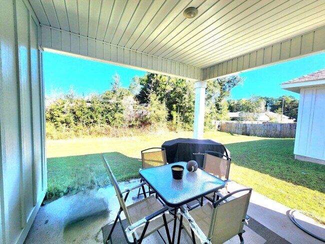 Building Photo - Stunning 4-Bed, 3-Bath Beauty, 2,117 sq. ft. of Pure Comfort and Style!