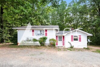 Building Photo - *Freshly Ready* Move In Today! - 2771 NC Hwy 14 Reidsville, NC 27320