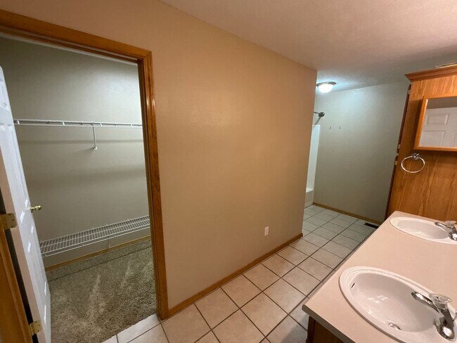 Building Photo - Beautiful Home on Private Setting