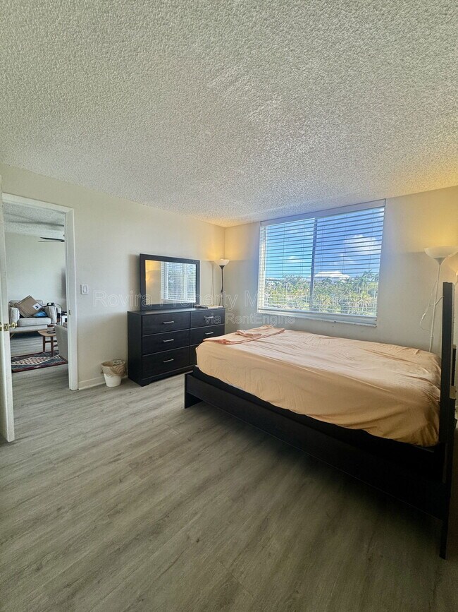 Building Photo - 1740 NW N River Dr