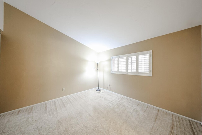 Building Photo - 102 W Concorda Dr