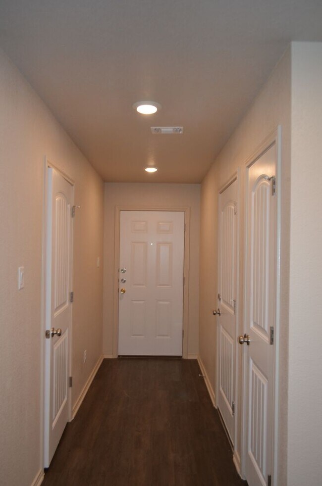 Building Photo - 1701 Castroville Trl