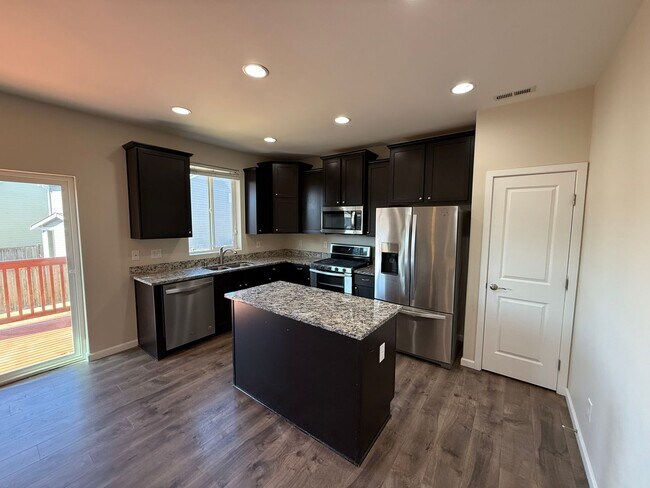 Building Photo - Spacious Modern Puyallup Home
