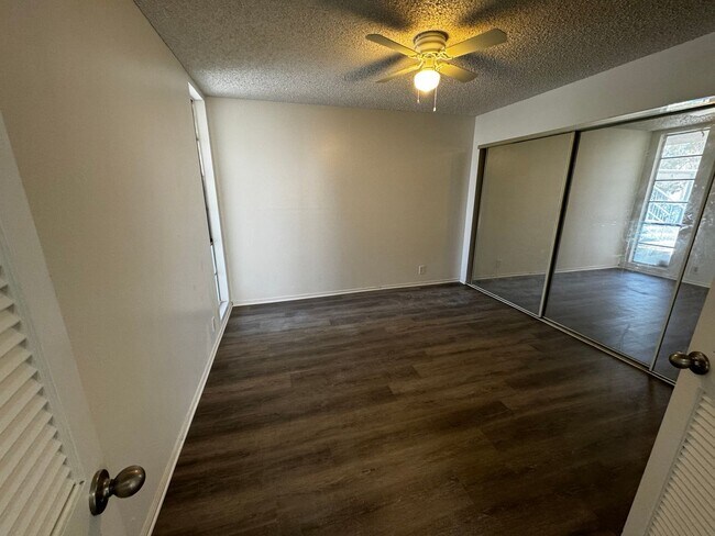 Building Photo - 3 BEDROOM 2 BATH, FIRST FLOOR UNIT
