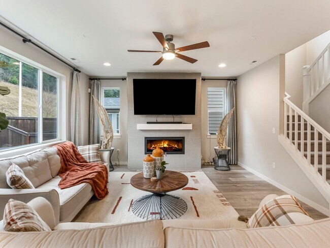 Building Photo - Stunning 4 Bed/2.5 Bath Modern Farmhouse in Scouters Mountain - HV