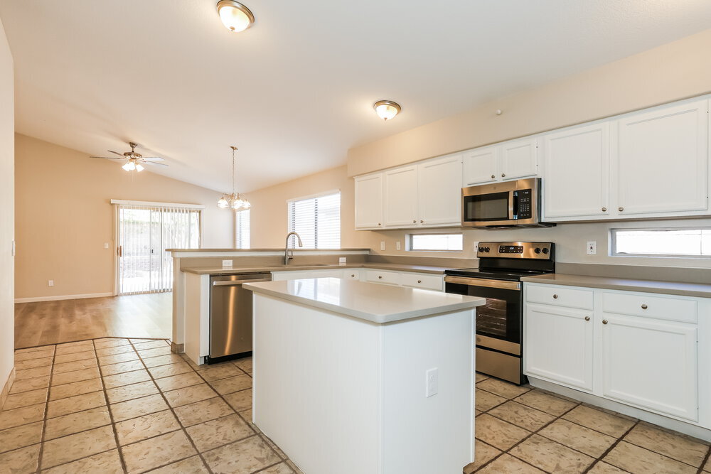 Building Photo - 7418 W Lone Cactus Dr