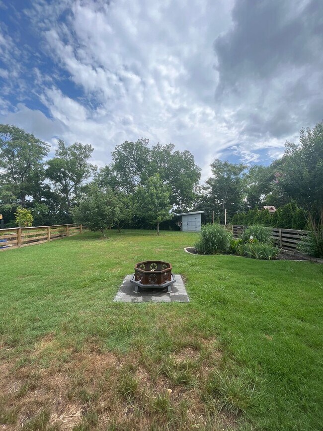 Building Photo - 4 Bedroom/3.5 Bath home overlooking the ci...