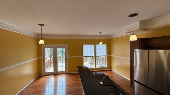 Building Photo - Glen Oaks Townhouse