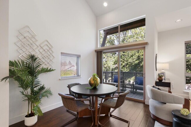 Building Photo - Gorgeous townhouse
