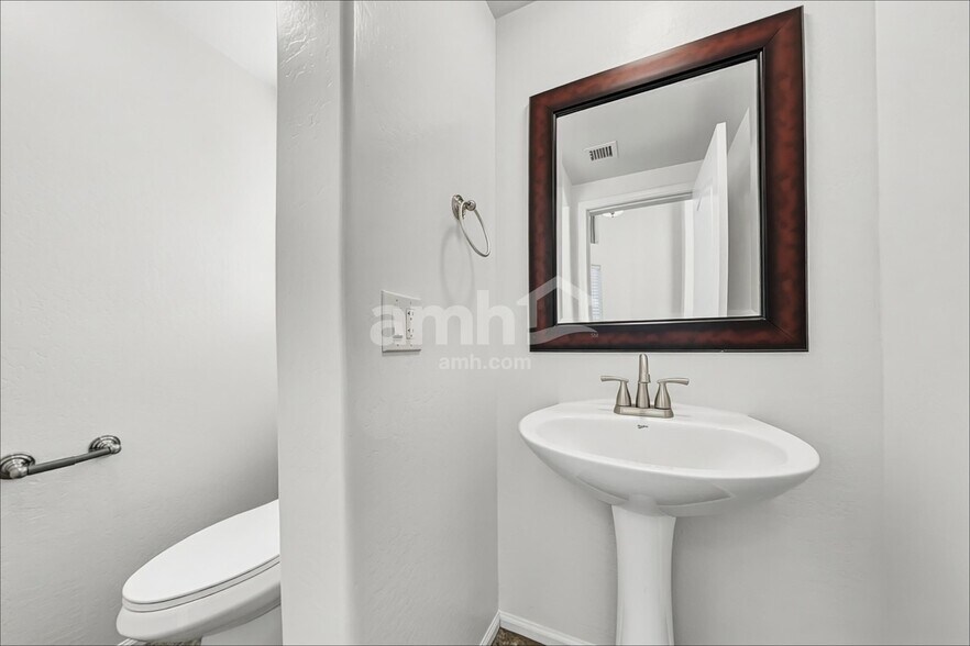 Building Photo - 3910 E Hematite Ln