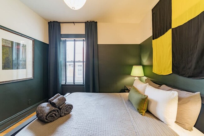 Building Photo - 1708 W Waveland Ave