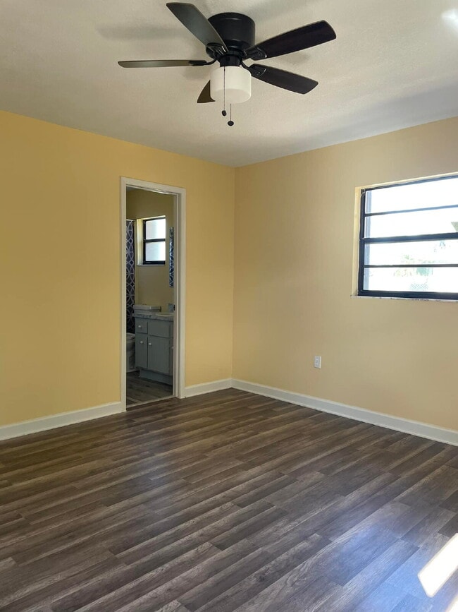 Building Photo - 2-Bedroom and 2-Bathroom house