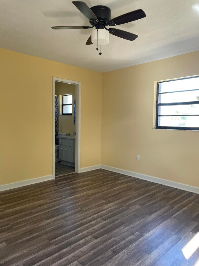 Building Photo - 955 Lake Dr E