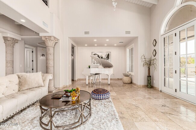 Building Photo - 6050 N Paradise View Dr
