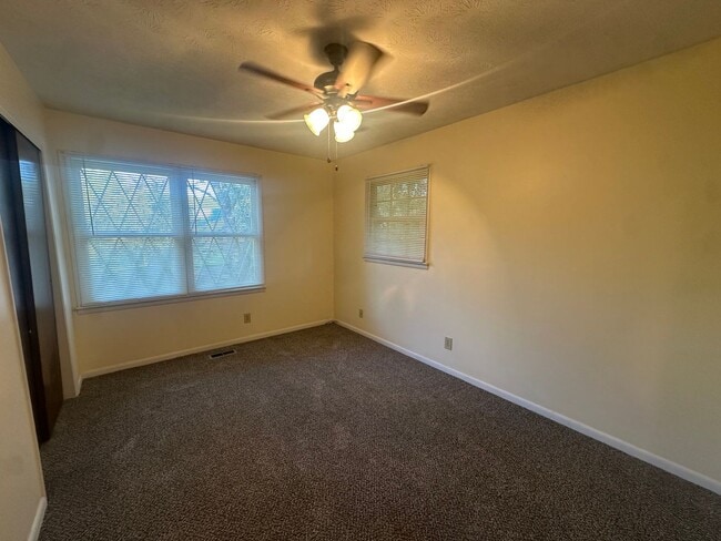 Building Photo - Charming 3 Bedroom, 2 Bathroom Home in Lenlock!