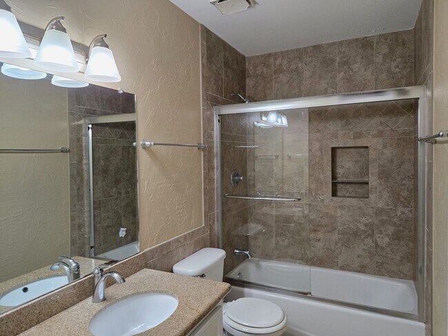 Building Photo - 3/2 Robinson Duplex