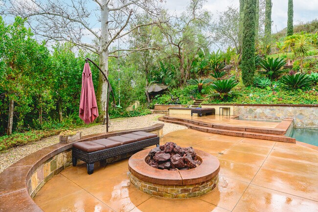 Building Photo - Elegant 5BR Furnished Estate with Pool & G...