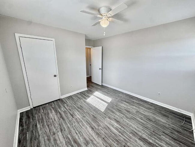 Building Photo - 954 E Holmes Rd