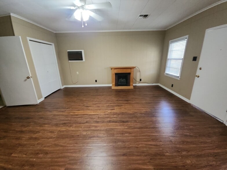 Building Photo - 457 Wallace Rd