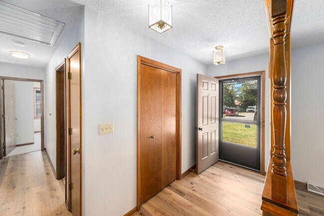 Building Photo - Charming 3 Bed 2.5 Bath Raised Ranch