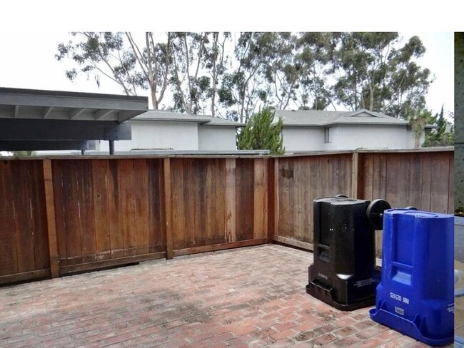 Building Photo - 3 BR Townhouse Located on UCSD Bus Line w/...